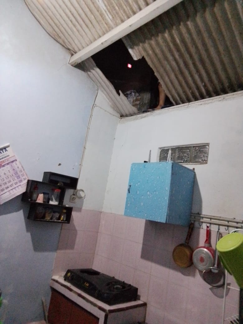 JEBOL: Kondisi atap rumah warga Desa Kepatihan, Kecamatan Jombang yang rusak.