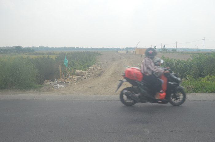 JADI SUMBATAN: Saluran buang di Desa Banjardowo, Kecamatan Jombang ditutup tanah untuk dijadikan akses pengurukan lahan.