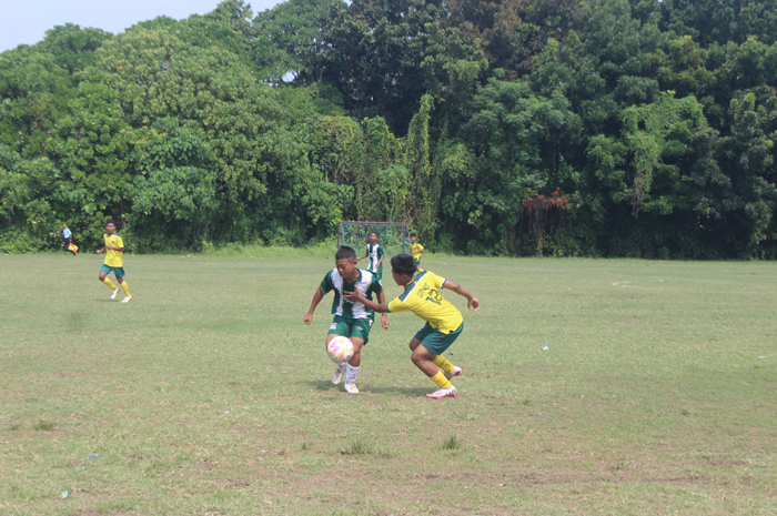 SERU: Pertandingan final SMPN 1 Jombang (kuning) lawan SMPN 3 Jombang (hijau-putih) di Lapangan SMAN 3 Jombang, Senin (11/11).