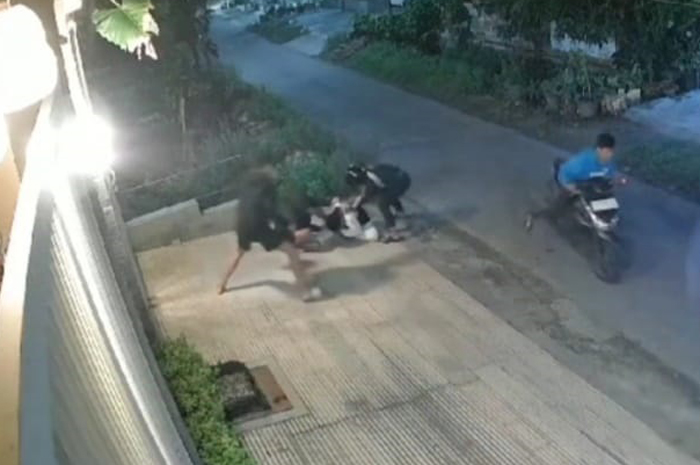 Seorang pemuda asal Dusun Pagotan, Desa Keplaksari, Kecamatan Peterongan, Jombang menjadi sasaran pengeroyokan oleh lima pemuda tak dikenal Minggu (10/11) dini hari.