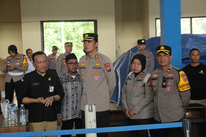 PANTAU KESIAPAN: AKBP I Made Dhanuardana Kabagdalops Roops Polda Jawa Timur saat memantau proses packing logistik di Gedung Tenis Indoor, Rabu (13/11).