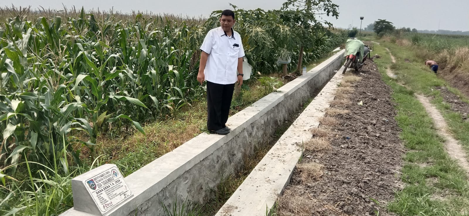 MAJU: Bayu Hari Satrio Sekdes Tugusumberjo saat menunjukan realisasi pembangunan saluran irigasi di Desa Tugusumberjo, Kecamaan Peterongan, Jombang, Rabu (13/11).