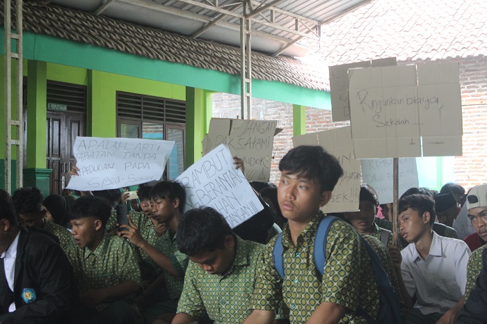 Ratusan siswa dan wali siswa MA Darul Faizin Desa Catakgayam, Kecamatan Mojowarno, Jombang, mendemo sekolahnya sendiri, Rabu (13/11) siang.