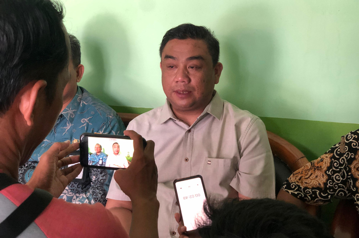 BERI KETERANGAN: Kepala Desa Kampungbaru GAS saat memberikan keterangan kepada wartawan, di kantor Kecamatan Plandaan, Jombang, Jumat (15/11).
