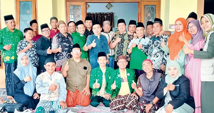 TELADAN: Wakil Ketua DPRD Jombang, HM Syarif Hidayatullah ST MMT (Gus Sentot) bersama pengurus Pergunu Jombang di Janti Jogoroto, Jombang, Minggu (10/11).