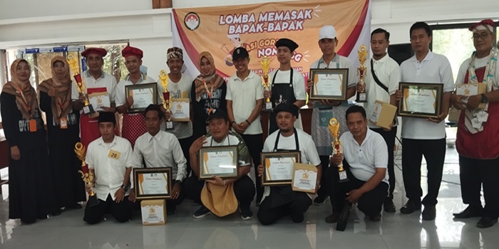 SELAMAT: Para pemenang lomba memasak nasi jagung/thiwul yang digoreng non MSG di aula terbuka Dinas P dan K Jombang, Kamis (14/11).
