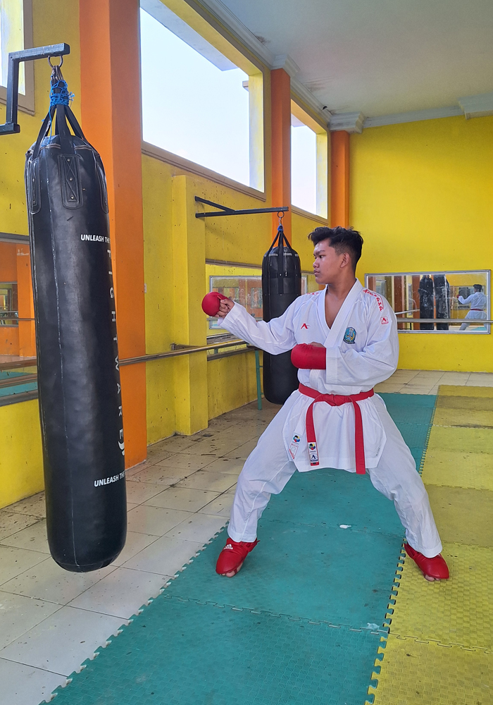 SIAP: Aseldat Jala Badra, salah satu karateka yang bakal turun Kejurnas Inkanas saat latihan di Dojo Mahameru Jombang.