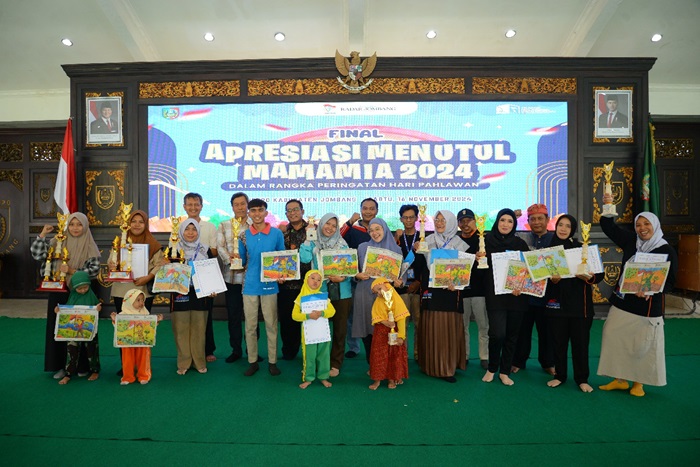 SUKSES: Direktur Jawa Pos Radar Jombang M Nur Kholis didampingi Asisten Administrasi Umum Syaiful Anwar bersama juara final Apresiasi Menutul Mamamia di Pendopo Kabupaten Jombang.