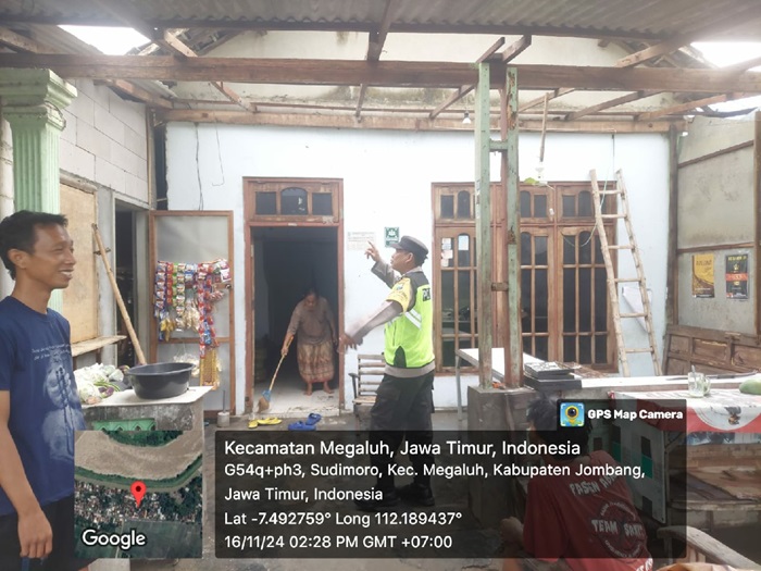 BUTUH BANTUAN: Sejumlah rumah warga Desa Sudimoro, Kecamatan Megaluh, Jombang, yang rusak terkena angin kencang, Sabtu (16/11).