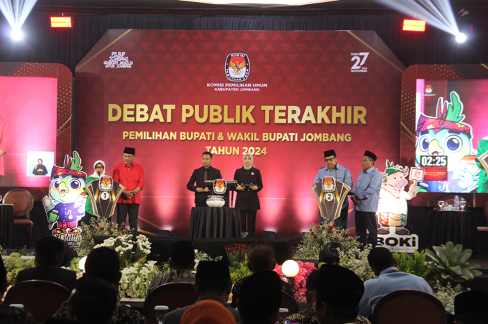 LANCAR: Debat publik terakhir Pemilihan Bupati dan Wakil Bupati Jombang berlangsung lancar dan meriah di Hotel Yusro, Sabtu (17/11).