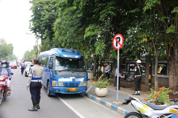 TERTIB PARKIR: Dishub Jombang menggelar operasi gabungan di kawasan tertib lalu lintas, Kamis (14/11).