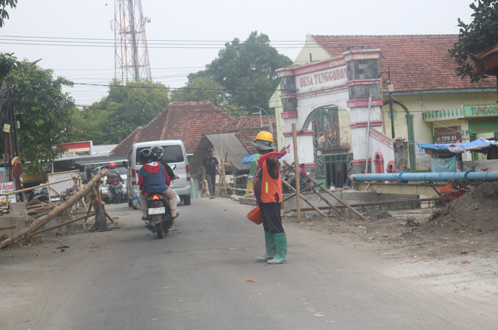 MINUS: Proyek rehabilitasi jembatan ruas Jalan Mayjend Sungkono senilai Rp 1,8 miliar di Desa Tunggorono, Kecamatan Jombang berjalan lamban.