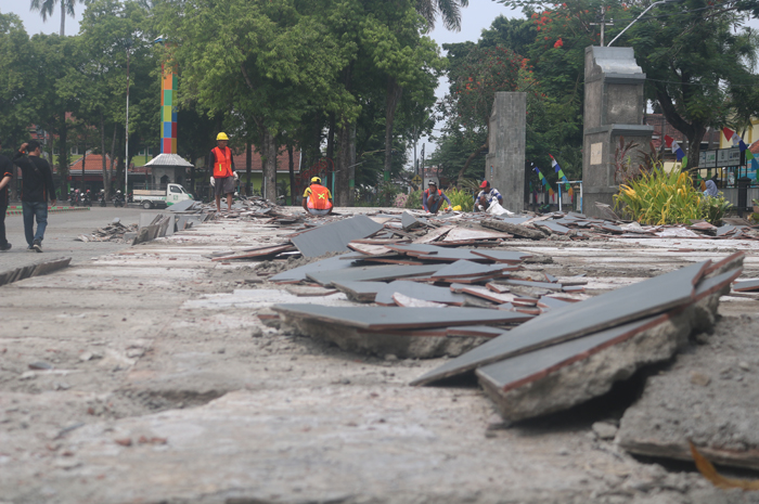 RUSAK: Lantai panggung Alun-Alun Jombang yang dibongkar.