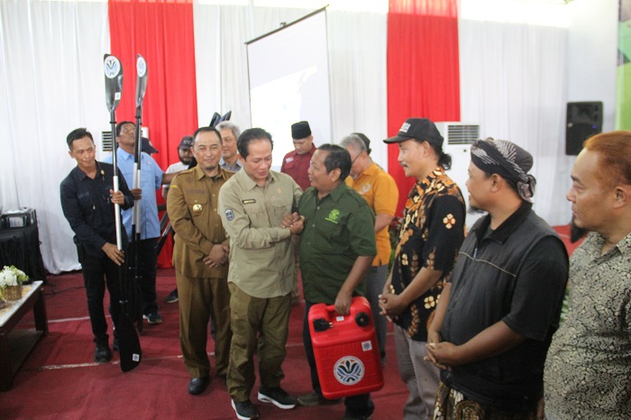 TINJAU: Menteri Lingkungan Hidup Hanif Faisol Nurofiq didampingi Pj Bupati Jombang meninjau lokasi IPAL Biogas KLH di Desa Mayangan Jogoroto dan sentra tahu di Desa Ngumpul, Kecamatan Jogoroto.