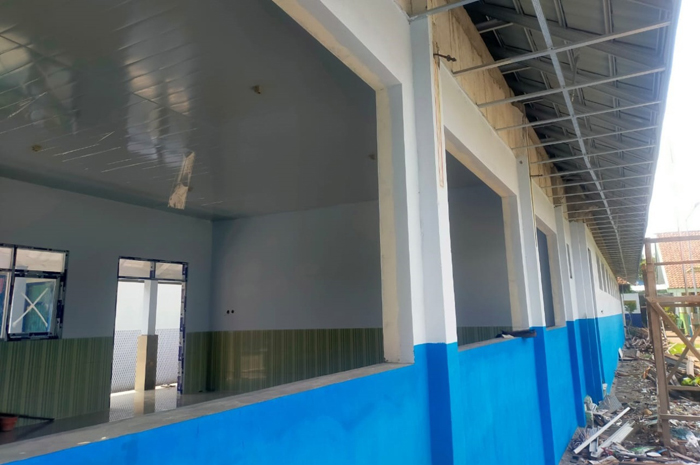 MOLOR: Kondisi bangunan SMPN 2 Ngoro, Jombang masih belum terpasang plafon dan jendelanya.