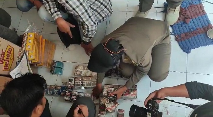 Petugas Satpol PP Jombang melakukan razia rokok ilegal.