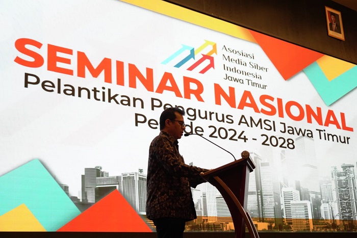 SAH: Wamen Komdigi Nezar Patria melantik pengurus AMSI Jawa Timur periode 2024-2028 di Whiz Luxe Hotel Spazio Surabaya, Rabu (20/11/2024).
