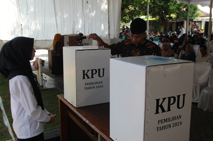 SINERGI: Ketua KPU Jombang Ahmad Udi Masjkur foto bersama jajaran forkopimda saat simulasi pemungutan dan penghitungan suara Pilkada, Rabu (20/11).