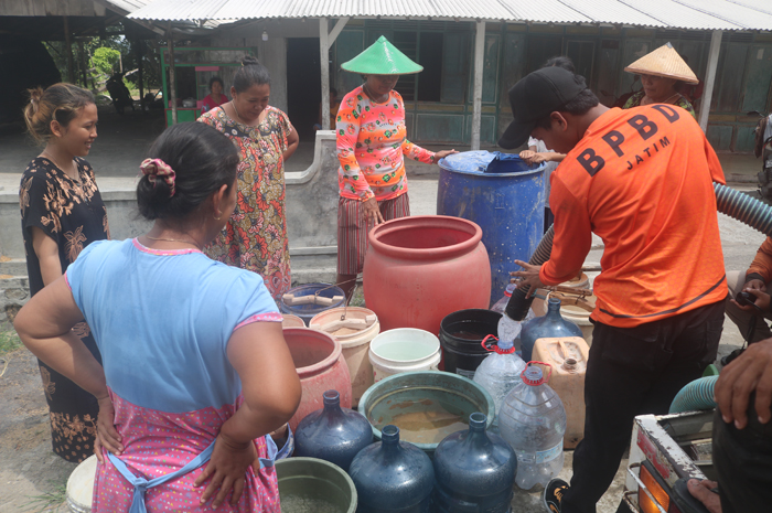 BPBD Jombang melakukan identifikasi keluarnya api pada pipa sumur pamsimas di Desa Manduro, Kecamatan Kabuh dengan melakukan uji gas, Rabu (20/11).