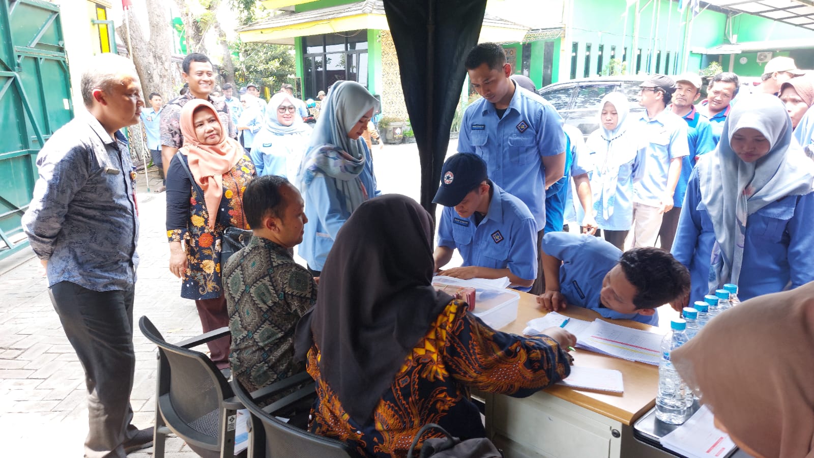 TEPAT SASARAN: Dinsos Jombang melakukan monev pendataan penerima bantuan BLT yang bersumber dari DBCHCT di pabrik Ploso.