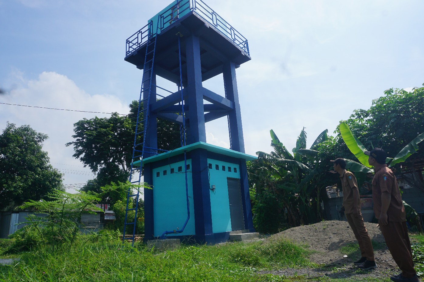 KEBUTUHAN MASYARAKAT: Kepala Desa Blimbing Wahyu Hidayat didampingi perangkat desa saat menunjukkan lokasi pembangunan tempat penampungan air yang berada di Dusun Sukomulyo.
