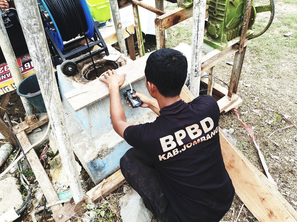 DIKAJI: BPBD Jombang melakukan uji gas di sumur pamsimas Desa Manduro, Kecamatan Kabuh Jombang menggunakan alat detektor, Rabu (20/11).