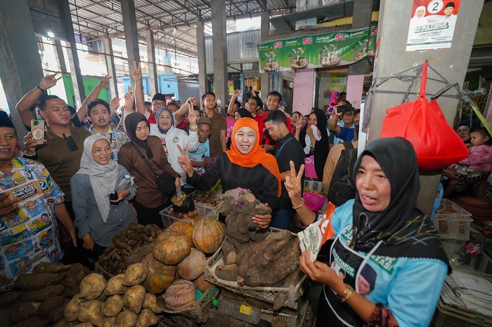 Calon Gubernur Jawa Timur Khofifah Indar Parawansa blusukan ke Pasar Sidoharjo Lamongan, Jumat (22/11/2024).