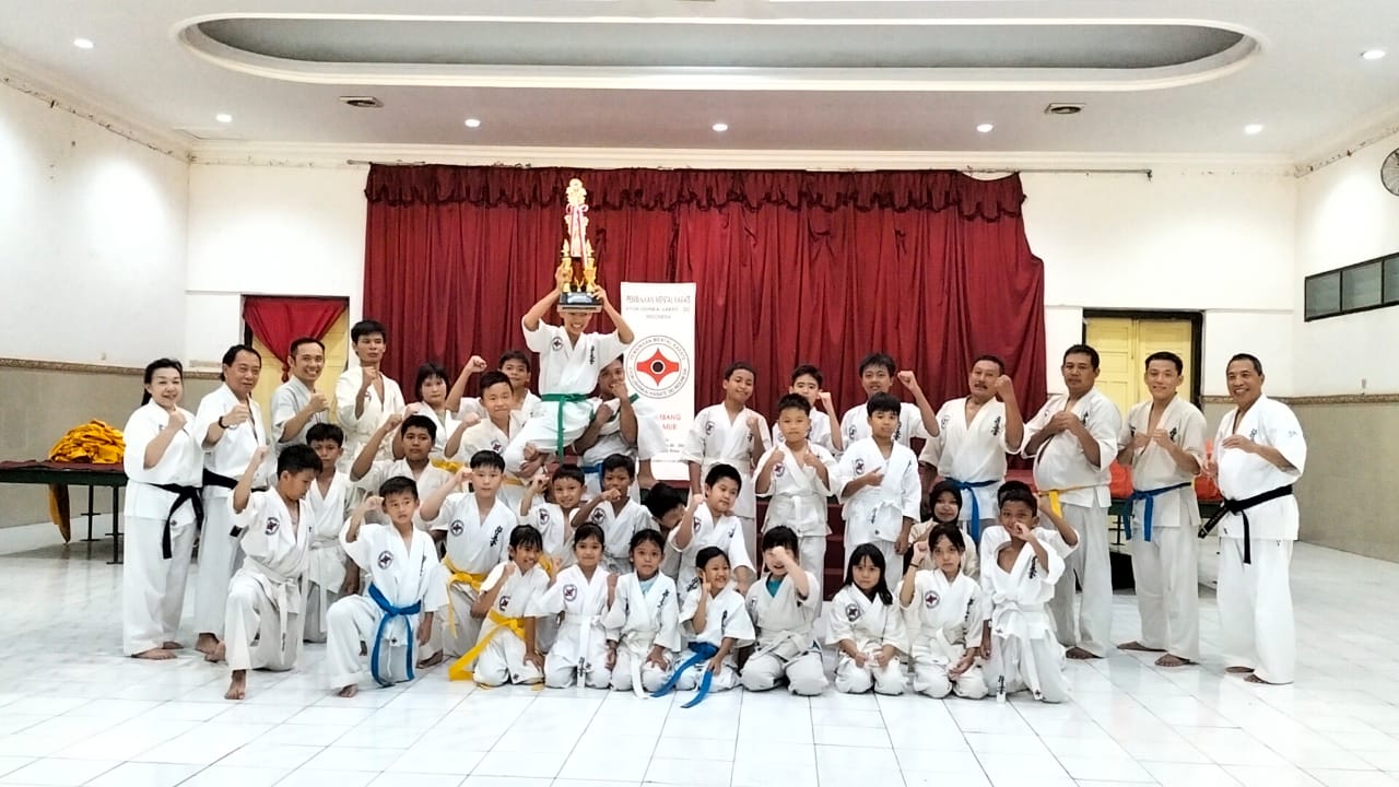 TERAMPIL: Suasana latihan bersama di Dojo HLK Jombang Jl RE Martadinata No 72, Kamis (21/11) malam.