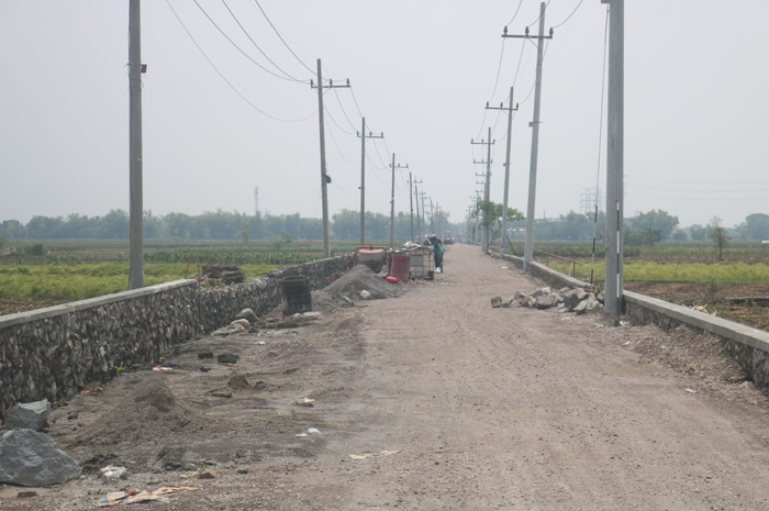 LELET: Proyek jalan cor di Desa Jatigedong, Ploso, Jombang terancam molor.