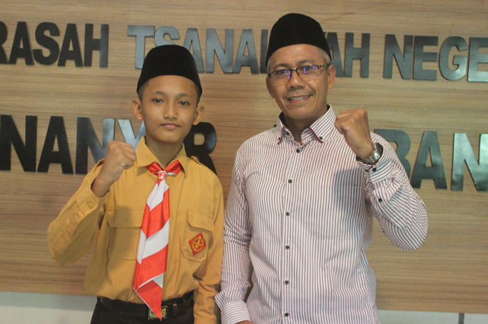 TELADAN: Lintang dan Kepala MTsN 4 Jombang Sulthon Sulaiman.