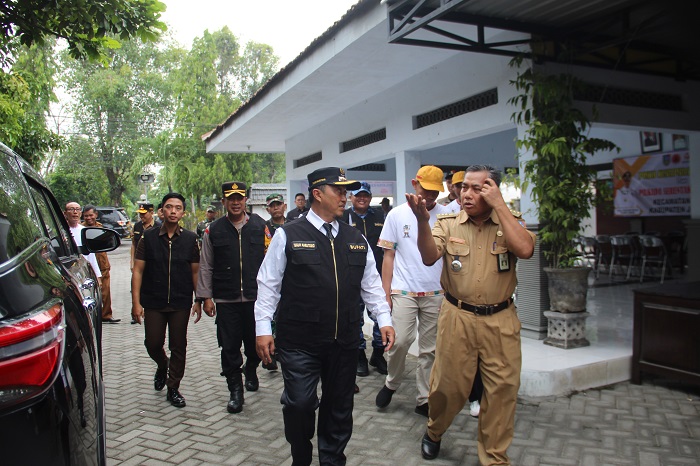 PANTAU: Pj Bupati Jombang Teguh Narutomo saat memantau kesiapan pilkada di kantor Kecamatan Perak, Selasa (26/11).