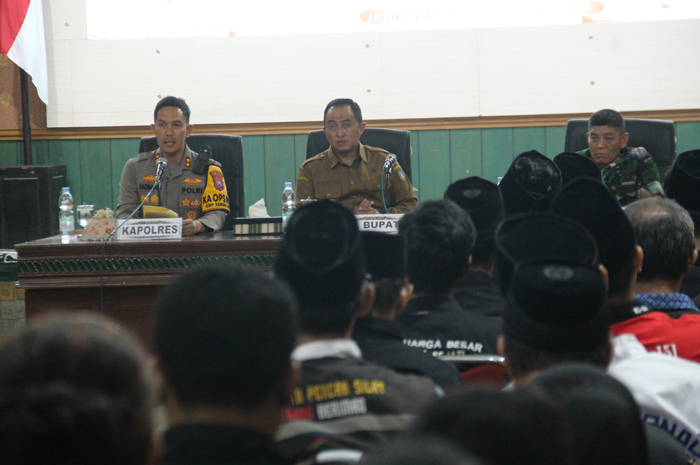 KOMPAK: Pj Bupati Jombang Teguh Narutomo didampingi jajaran kepala forkopimda dan Kepala Bakesbangpol Anwar bersama peserta di Ruang Bung Tomo, kemarin (25/11).