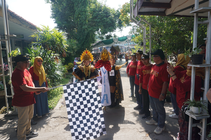 LESTARIKAN BUDAYA: Plt Kepala SMPN 1 Tembelang, Jombang, Didik Qomarudin MMPd, memberangkatkan peserta karnaval budaya.