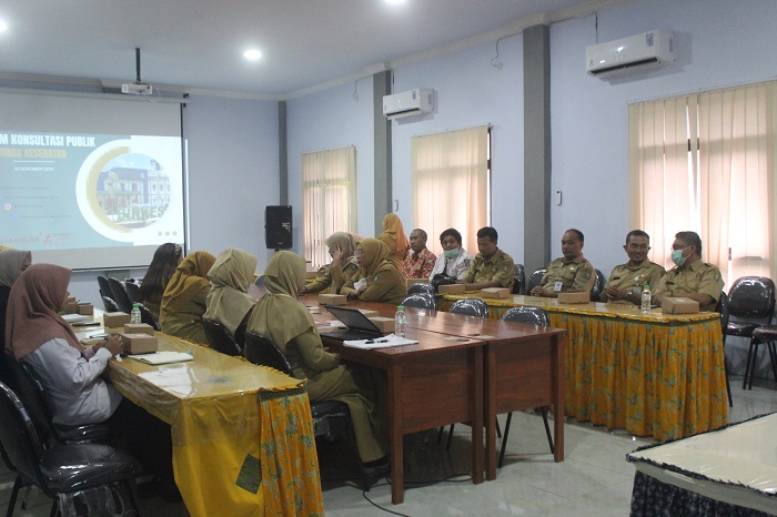 DISKUSI: Forum Konsultasi Publik yang dilaksanakan di Kantor Dinas Kesehatan Jombang, Selasa (26/11).