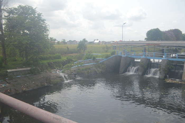 RONTOK: Kondisi talud Dam Pancasila di Desa Candimulyo, Kecamatan Jombang rusak mengakbiatkan air irigasi mengalir lagi ke sungai, Rabu (27/11).