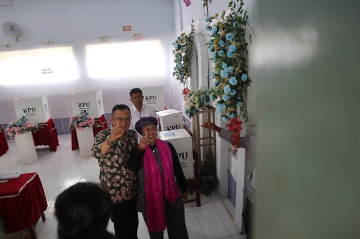 Calon Gubernur Jatim nomor urut 1 Luluk Nur Hamidah mencoblos di TPS 003 Desa Brodot, Kecamatan Bandarkedungmulyo, Rabu (27/11).