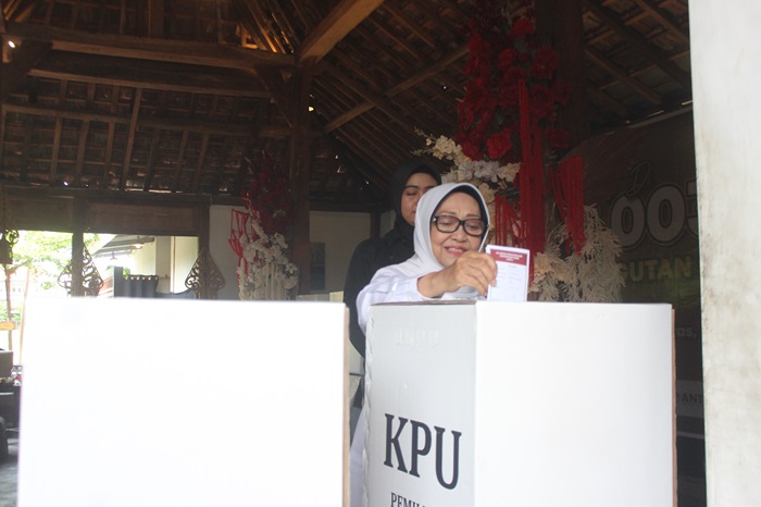 Calon Bupati Jombang nomor urut 1, Mundjidah Wahab melakukan pencoblosan di TPS 003 Desa Tambakrejo, Kecamatan Jombang, Rabu (27/11).