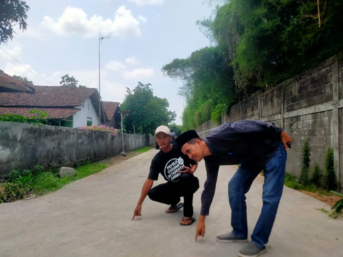 MULUS: Kepala Desa Rejoagung Ahmad Kasani bersama Ahmad Marzuki PPK Desa Rejoagung menunjukan Jalan alternatif Jombang-Kediri menjadi mulus setelah dibangun Pemdes Rejoagung, Kecamatan Ngoro, Jombang.