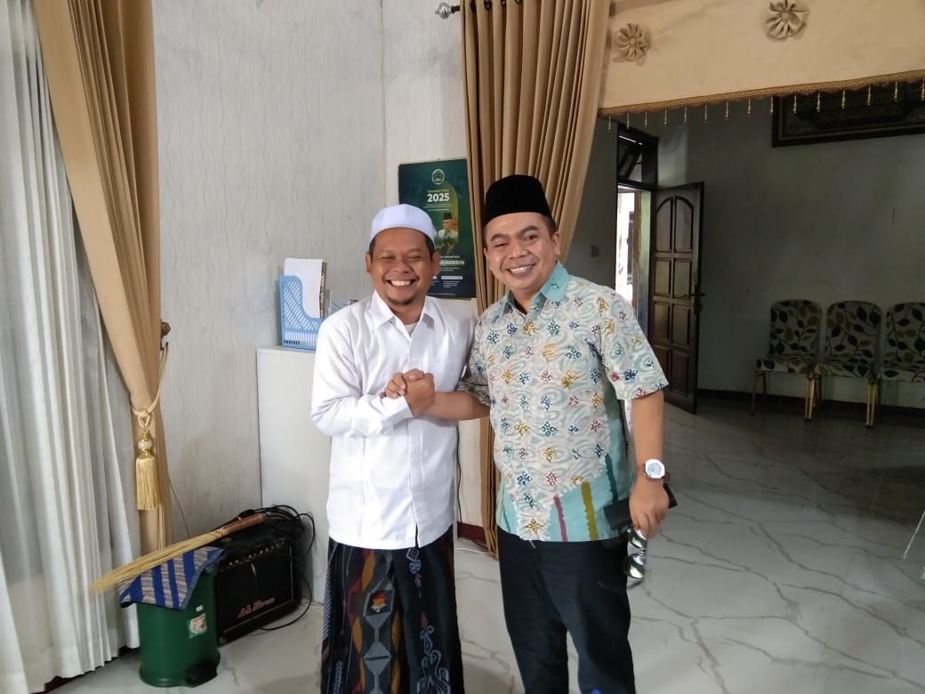TELADAN: Wakil Ketua DPRD Jombang, HM Syarif Hidayatullah ST MMT (Gus Sentot) bersama KH Nurhadi (Mbah Bolong) di PP Falahul Muhibbin, Watugaluh, Diwek, Jombang, (28/11).