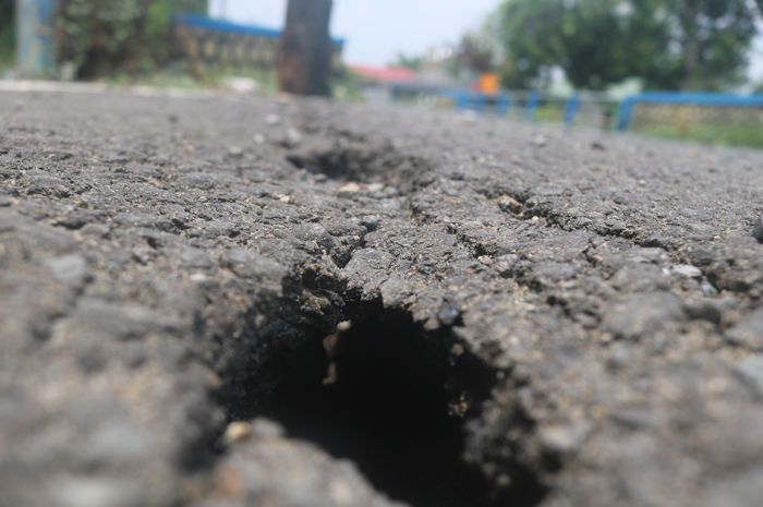 BERLUBANG: Kondisi aspal sambungan jalan cor dan jembatan di Desa Banjardowo, Kecamatan Kabuh, Jombang, (22/11).