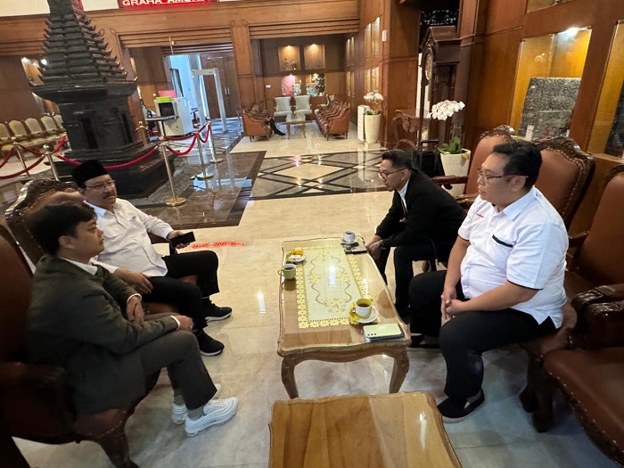 Sygma Research and Consulting (SRC) diwakili oleh Komisaris Sygma, Yuristiarso Hidayat MH bertemu  Menteri Sosial Syaifullah Yusuf (Gus Ipul) di VVIP Bandara Juanda, Kamis (28/11/2024).