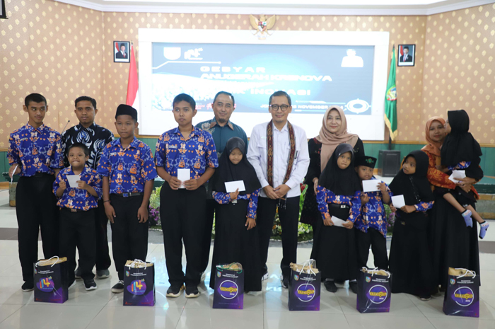 JUARA: Pj Bupati Jombang Teguh Narutomo secara langsung menyerahkan hadiah pemenang Krenova di Gedung Bung Tomo Pemkab Jombang, Kamis (28/11).