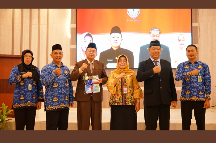 SIMBOLIS: Plt Kepala Cabang Dinas Pendidikan Wilayah Kabupaten Jombang Evi Widadjanti, memimpin prosesi serah terima jabatan kepala SMKN 1 Jombang.