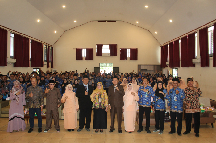 SIMBOLIS: Plt Kepala Cabang Dinas Pendidikan Wilayah Kabupaten Jombang Evi Widadjanti, memimpin prosesi serah terima jabatan kepala SMKN 1 Jombang.