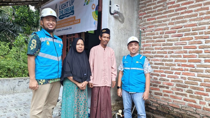 PEDULI: PT PLN UP3 Mojokerto memberikan bantuan listrik gratis kepada keluarga prasejahtera di Jombang.