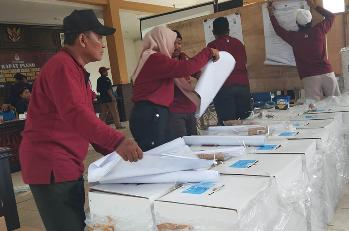 DIREKAP: Petugas PPK melakukan rekap serentak di 19 kecamatan mulai Jumat (29/11) lalu.