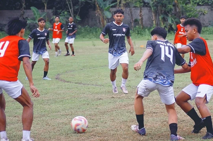 BANGKIT LAGI: Tim PSID Jombang menjalani latihan perdana di Lapangan Desa Blimbing, Kamis (28/11)