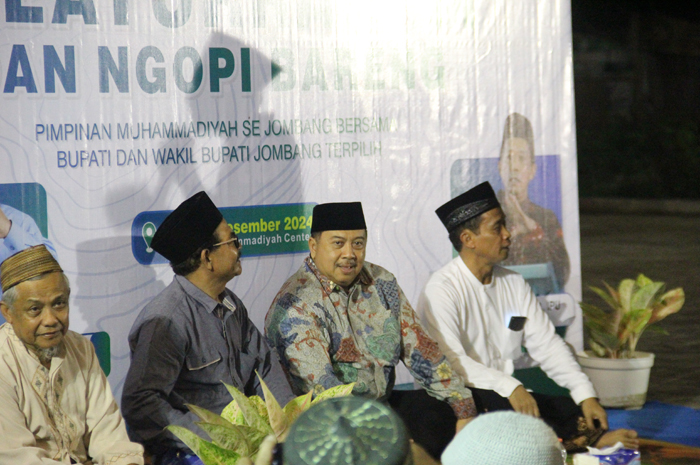 HADIR MEMBERSAMAI: Cabup Jombang Warsubi saat menghadiri kegiatan ngopi bareng bersama warga Muhammadiyah, di Jombang Muhammadiyah Center (JMC) Desa Sengon Kecamatan Jombang Minggu (1/12) malam.