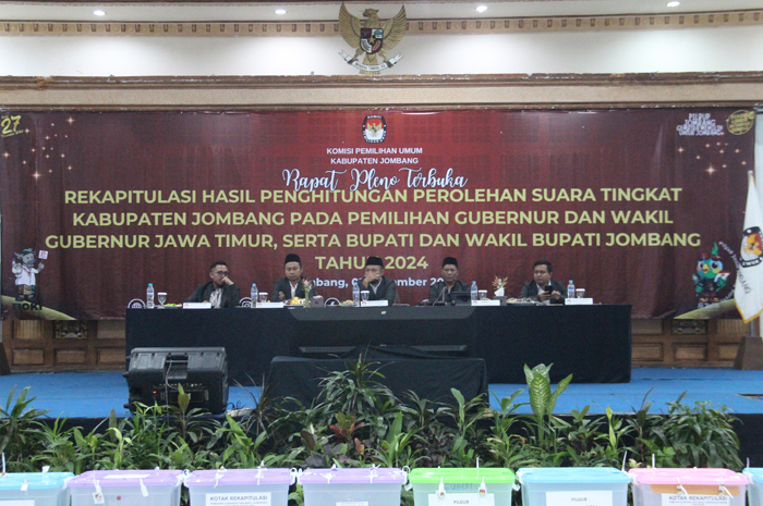 LANCAR: Ketua KPU Jombang Ahmad Udi Masjkur bersama empat komisioner KPU Jombang memimpin rapat pleno rekapitulasi di Hotel Yusro, Selasa (3/12).