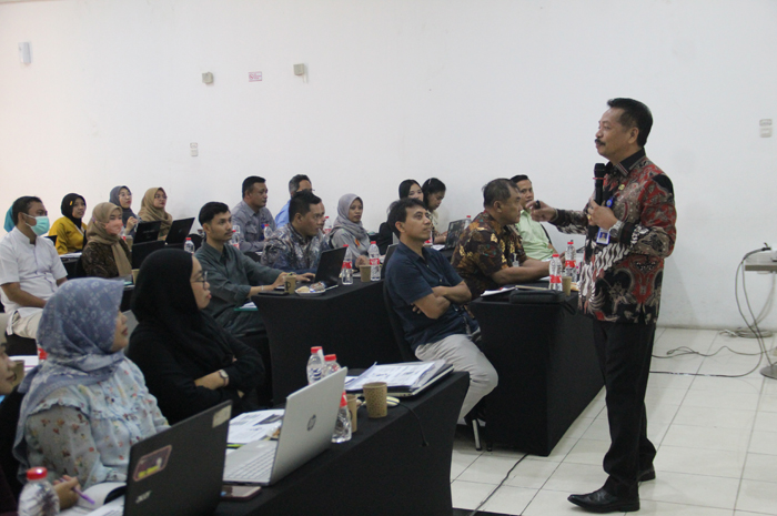 KOMPAK: Kepala Disnaker Jombang Isawan Nanang Risdiyanto foto bersama dengan seluruh peserta di Hoten Green Red Jombang, Kamis (5/12).